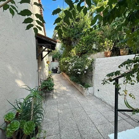 Апартаменти Rez De Avec Piscine Мантон