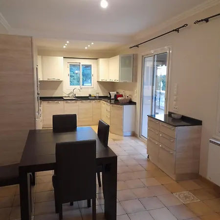 Rez De Avec Piscine מנטון