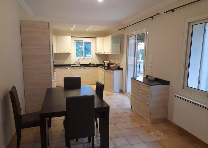 Rez De Avec Piscine מנטון